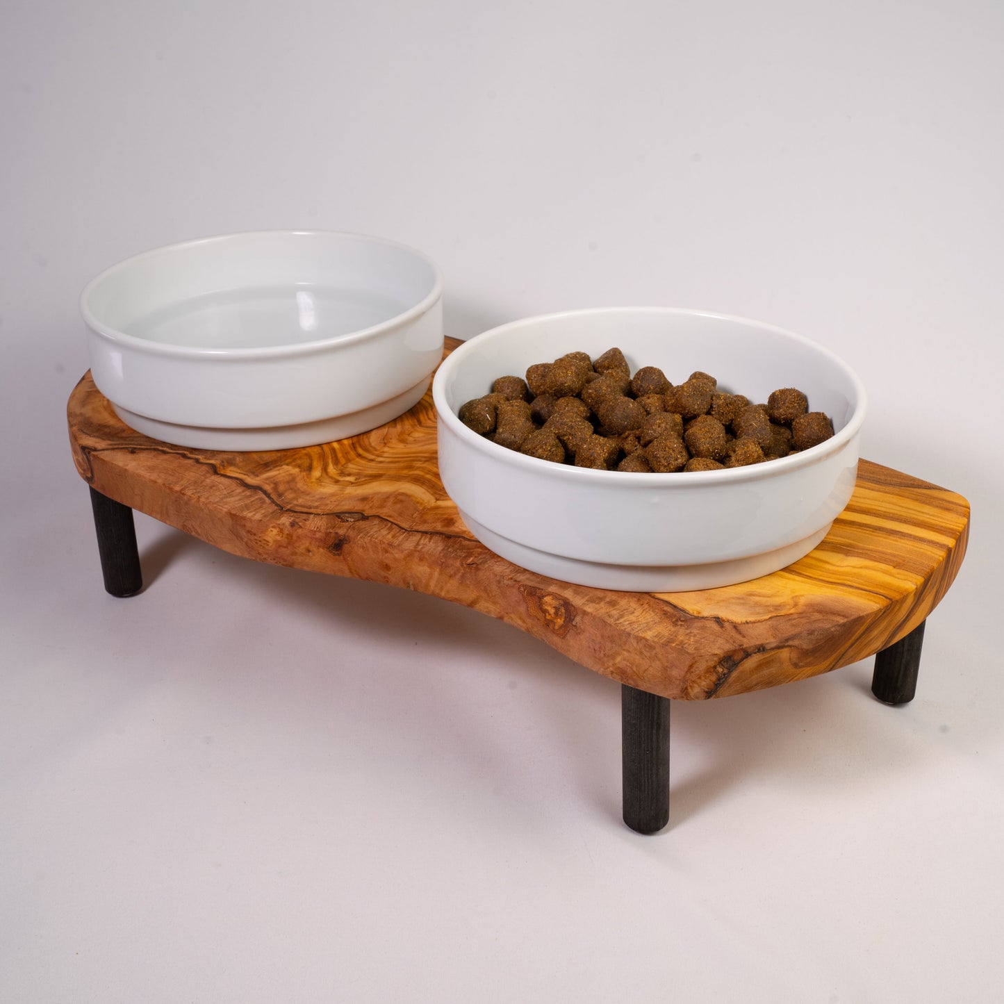 Futterstation Olivenholz RUSTY PLUS "hochgestellt" 2x 0,9 Liter Porzellanschalen
